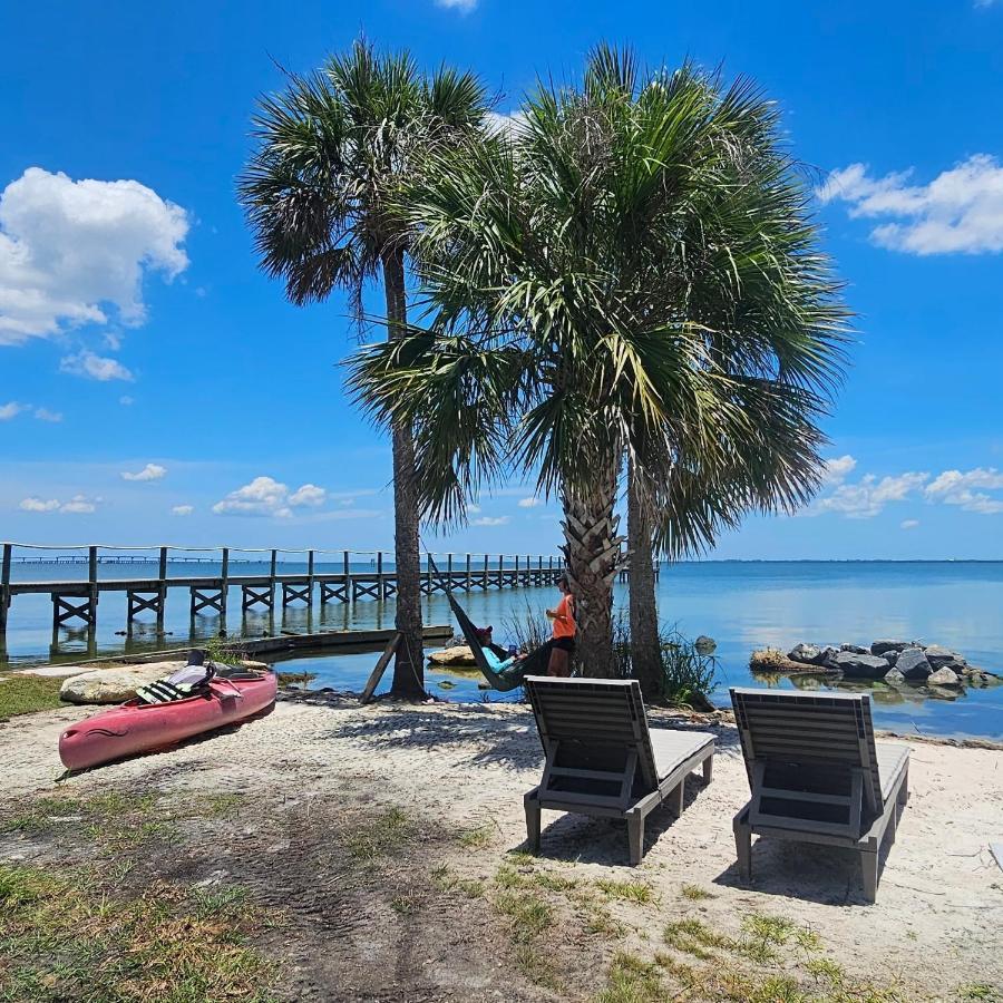 Nasa Waterfront Dolphin Suite Titusville Bagian luar foto