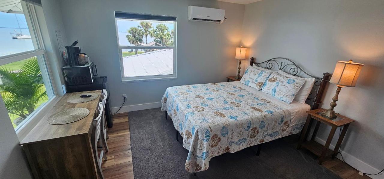 Nasa Waterfront Dolphin Suite Titusville Bagian luar foto